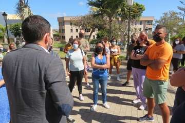 Protesta de los trabajadores del Paco Artiles y encuentro al aire libre con el alcalde en Arnao/TA.